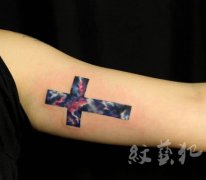 手臂内侧时尚精美的十字架星空纹身图案