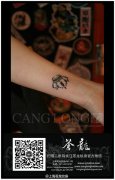 女生手臂小巧流行的皇冠纹身图案