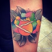 手臂好看时尚的彩色玫瑰花纹身图案