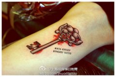 手臂内侧小巧的钥匙纹身图案