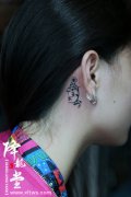 女生耳部小巧时尚的藤蔓纹身图案