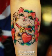 手臂可爱喜感的招财猫纹身图案