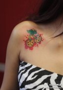 女生肩膀处小巧时尚的豹纹樱桃纹身图案