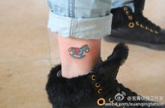 女生腿部时尚流行的小木马纹身图案