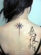 女生后背小巧流行的雪花纹身图案