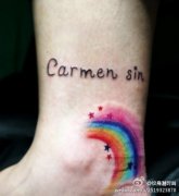 女生脚腕处时尚精美的彩虹纹身图案