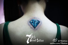 女生背部精美好看的钻石纹身图案