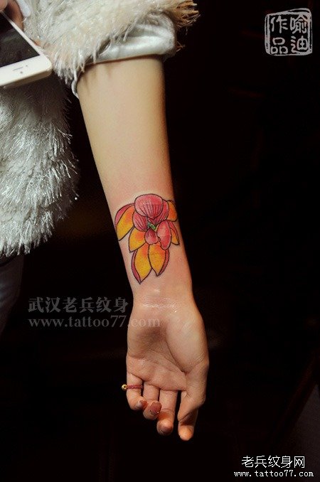 纹身师喻迪制作的手部彩色莲花纹身作品遮盖疤痕