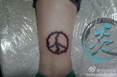 腿部时尚经典的荆条反战符号纹身图案
