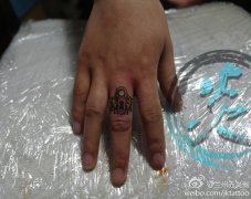 手指小巧的爱心锁纹身图案