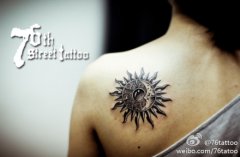 女生后肩背时尚经典的月亮太阳纹身图案