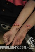 女生手臂小巧漂亮的唇印纹身图案
