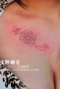女生胸前小巧漂亮的藤蔓纹身图案