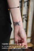 女生手腕小巧时尚的蝴蝶结纹身图案