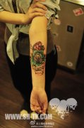 女生手臂漂亮时尚的玫瑰花与钻石纹身图案