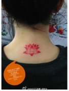 女生颈部漂亮精美的彩色莲花纹身图案