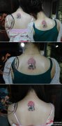 女生后背小巧的小象与小树纹身图案