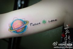 女生手臂彩色小星球纹身图案