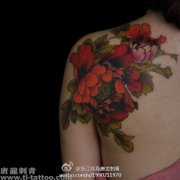 女人肩背唯美潮流的传统牡丹花纹身图案