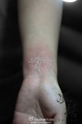 手腕小巧时尚的白色图腾树纹身图案