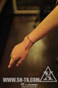 女生手腕精美潮流的手链纹身图案