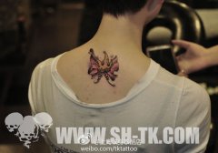 女生后背潮流精美的小皇冠纹身图案