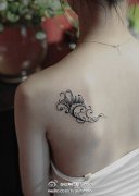 女生肩膀小巧潮流的图腾纹身图案