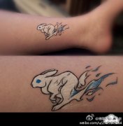 腿部可爱的白色小兔子纹身图案