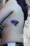 美女侧腰小巧精美的彩色星空钻石纹身图案