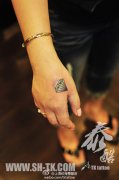 女生手部虎口彩色钻石纹身图案