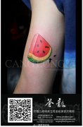 女生手臂小巧时尚的小西瓜纹身图案