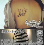 女生后背小巧潮流的图腾树纹身图案