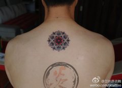 女生后背小巧经典的图腾六芒星与莲花纹身图案