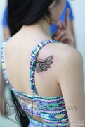 女生肩背小巧唯美的小翅膀纹身图案