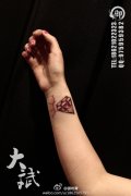 女生手臂小巧潮流的钻石纹身图案