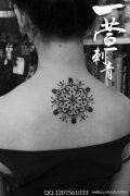 女生后背潮流好看的图腾雪花纹身图案