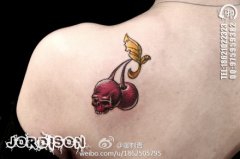 女生肩背潮流小巧的骷髅樱桃纹身图案