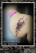 女生后肩背漂亮唯美的蝴蝶纹身图案