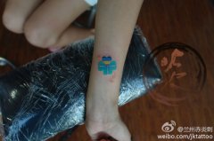 女生手腕小巧漂亮的四叶草纹身图案