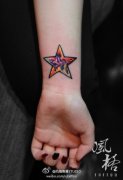 手腕时尚好看的彩色五角星纹身图案