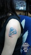 女生手臂漂亮清晰的钻石纹身图案