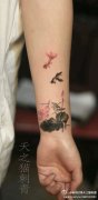 女生手腕小巧潮流的彩色水墨莲花小金鱼纹身图案