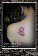 女生肩背可爱流行的小猫咪纹身图案