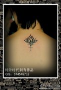 后背小巧好看的图腾小莲花纹身图案