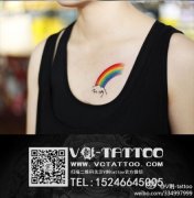 女生前胸小巧潮流的小彩虹纹身图案