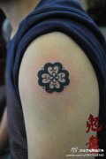 手臂小巧时尚的图腾四叶草纹身图案