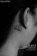 女生耳部小巧时尚的小象纹身图案
