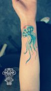 女生手腕漂亮潮流的彩色水母纹身图案