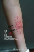 女生手臂小巧清晰的点刺图腾纹身图案