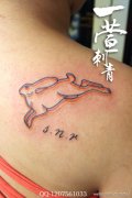 女生肩背一款幻影小兔子纹身图案
